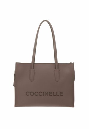 Sac à main en cuir marron avec deux poignées et logo "COCCINELLE" cousu sur le devant sur fond blanc.