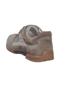 Brązowy zamszowy i siateczkowy sneaker z gumową podeszwą, widoczny od tyłu i z boku, z logo na pięcie.