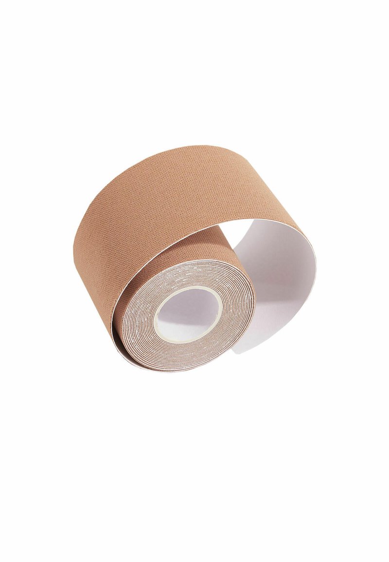 Beżowa taśma klejąca w rolce z teksturowaną powierzchnią, nawinięta na białe wewnętrzne rdzenie. Taśma ma gładkie krawędzie, co ułatwia aplikację.