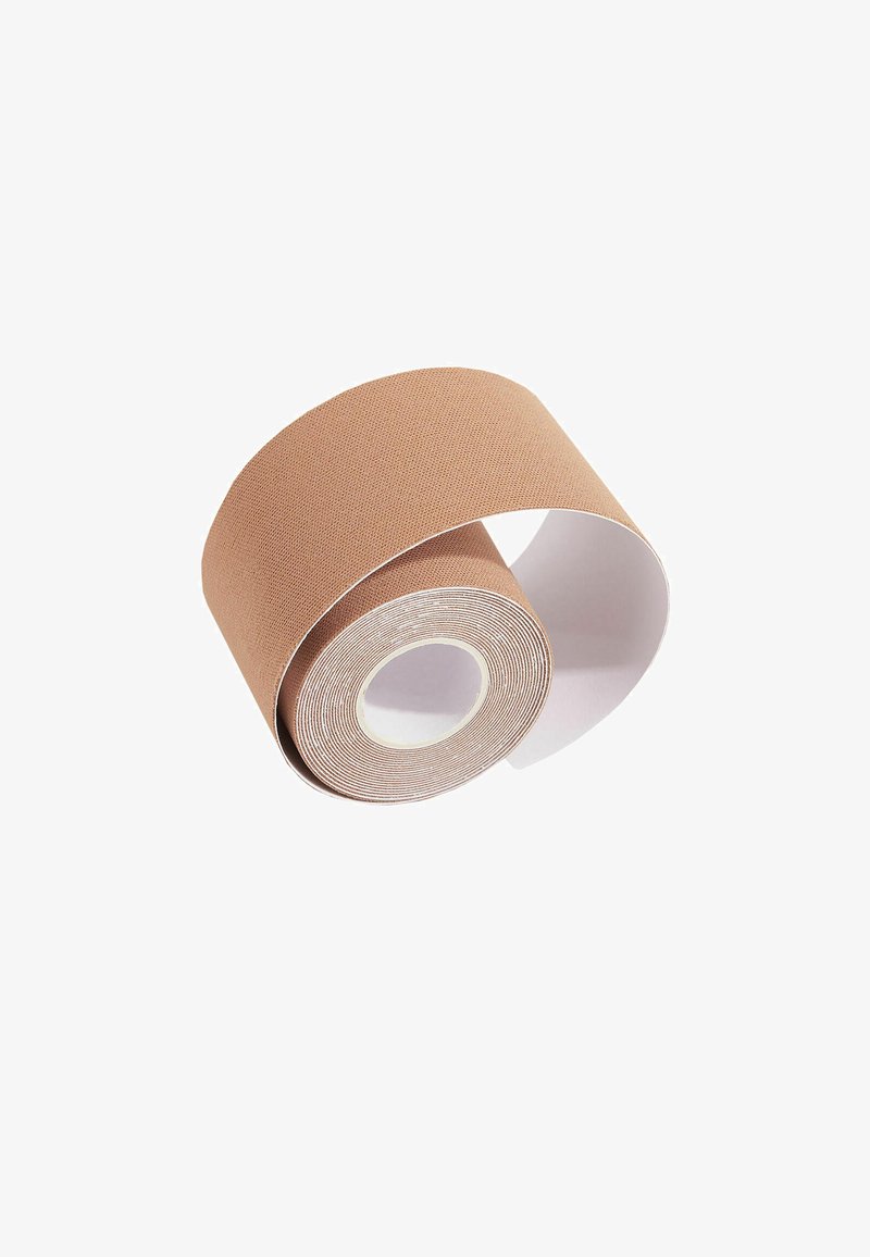 Beżowa taśma klejąca w rolce z teksturowaną powierzchnią, nawinięta na białe wewnętrzne rdzenie. Taśma ma gładkie krawędzie, co ułatwia aplikację.