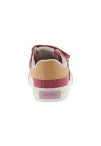 Sneaker in tela rosa con tallone in pelle beige. Presenta lacci bianchi e un'etichetta con logo sul retro. Suola bianca con dettagli gialli.
