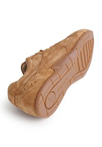 Baskets en daim beige avec une semelle en caoutchouc, présentant un motif texturé et des perforations, dotées d'un bout arrondi et d'un design profilé bas.