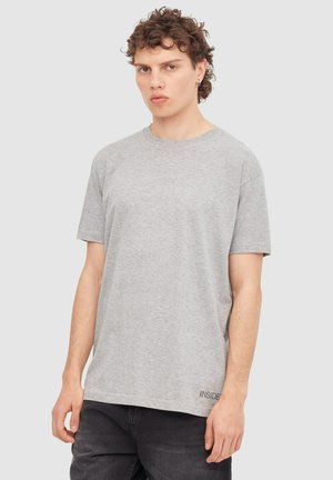 Camiseta corta gris de manga corta hecha de algodón, con un cuello redondo y un sutil logotipo "INSIDE" en la parte inferior izquierda. Corte casual.