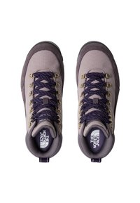 Zapatos de senderismo en púrpura y gris con un upper de ante y malla texturizada, ojales metálicos y cordones morados moteados. Logo en la plantilla.