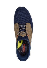 Zapatillas para hombre de Skechers en azul marino y marrón, con parte superior de malla, cierre de cordones y plantilla acolchada etiquetada como "Slip-ins" para la reducción de olores.