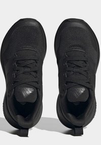 Svarta atletiska skor med en ovandel i mesh, strukturerade paneler och en gummisula. Har snören och en logotyp på tungan.