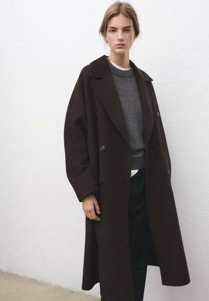 - Klasyczny płaszcz