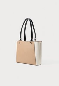 Borsa a sacca strutturata beige e bianca con manici neri e finiture in oro. Presenta una finitura liscia e una forma rettangolare.