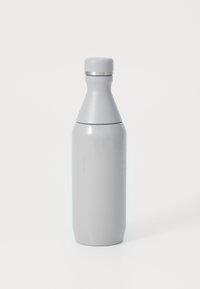 Grå rustfri stålflaske med en spidset hals og en aftagelig prop. Glat mat overflade. Designet til opbevaring af isolerede drikkevarer.