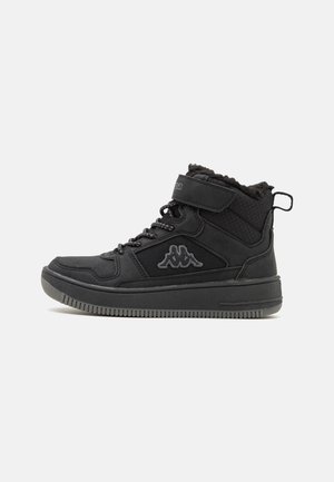 Schwarze High-Top-Sneaker mit einer strukturierten Außenmaterial aus Synthetik, gepolstertem Schaft, Metallösen und einer Gummisohle. Mit einem Logo an der Seite.