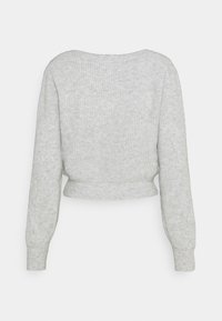 Pull gris court avec une texture côtelée, manches longues et encolure large. Matière douce avec un motif subtil sur l'ensemble.