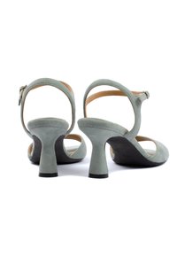 Grüne Wildleder-Absatzsandalen mit runder Zehenpartie und Knöchelschnalle. Verfügt über einen mittelhohen, gebogenen Absatz und eine glatte Innenauskleidung.