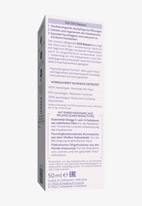 Packaging del balsamo 3in1 SOS con benefici lenitivi per la pelle, rigeneranti della barriera e idratanti; testato clinicamente; contiene bioattivi di origine vegetale; 50 ml, prodotto in Germania.