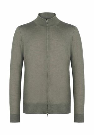 Stickad jacka med långa ärmar i olivgrön med hög krage och dragkedja framtill. Slät textur med ribbade detaljer vid ärmslut och nederkant.