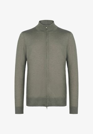 Stickad jacka med långa ärmar i olivgrön med hög krage och dragkedja framtill. Slät textur med ribbade detaljer vid ärmslut och nederkant.