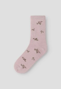 Lyserød bomuldsstrømpe med et spredt blomsterdesign i grønne og lilla nuancer. Designet inkluderer en ribbet ankelkant for ekstra tekstur.