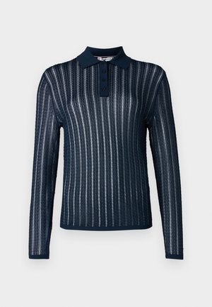 Mørkeblå langærmet polo-shirt med en struktureret ribbet design, der har en ensfarvet krave, tre-knap lukning og kontrasterende striber.