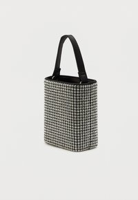 Juoda rankinė, padengta sidabriniais deimantais, stačiakampio formos, su trumpomis rankenomis, lygi tekstūra ir geometriškas blizgučių raštas.