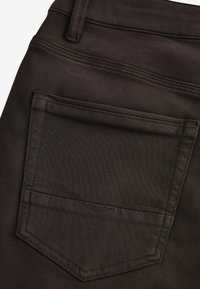Next COMFORT STRETCH - Liibuvad teksad - dark brown