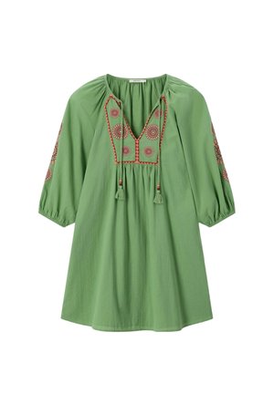 Robe ample vert clair avec manches bouffantes trois-quarts, broderie florale rouge sur les manches et la poitrine, et liens à pompons à l'encolure.