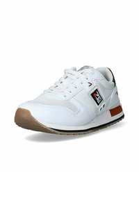 Sneaker atletica bianca con materiali in mesh e pelle, suola in gomma, punta tonda, lacci frontalmente, e dettagli marroni sul tallone e sul lato.