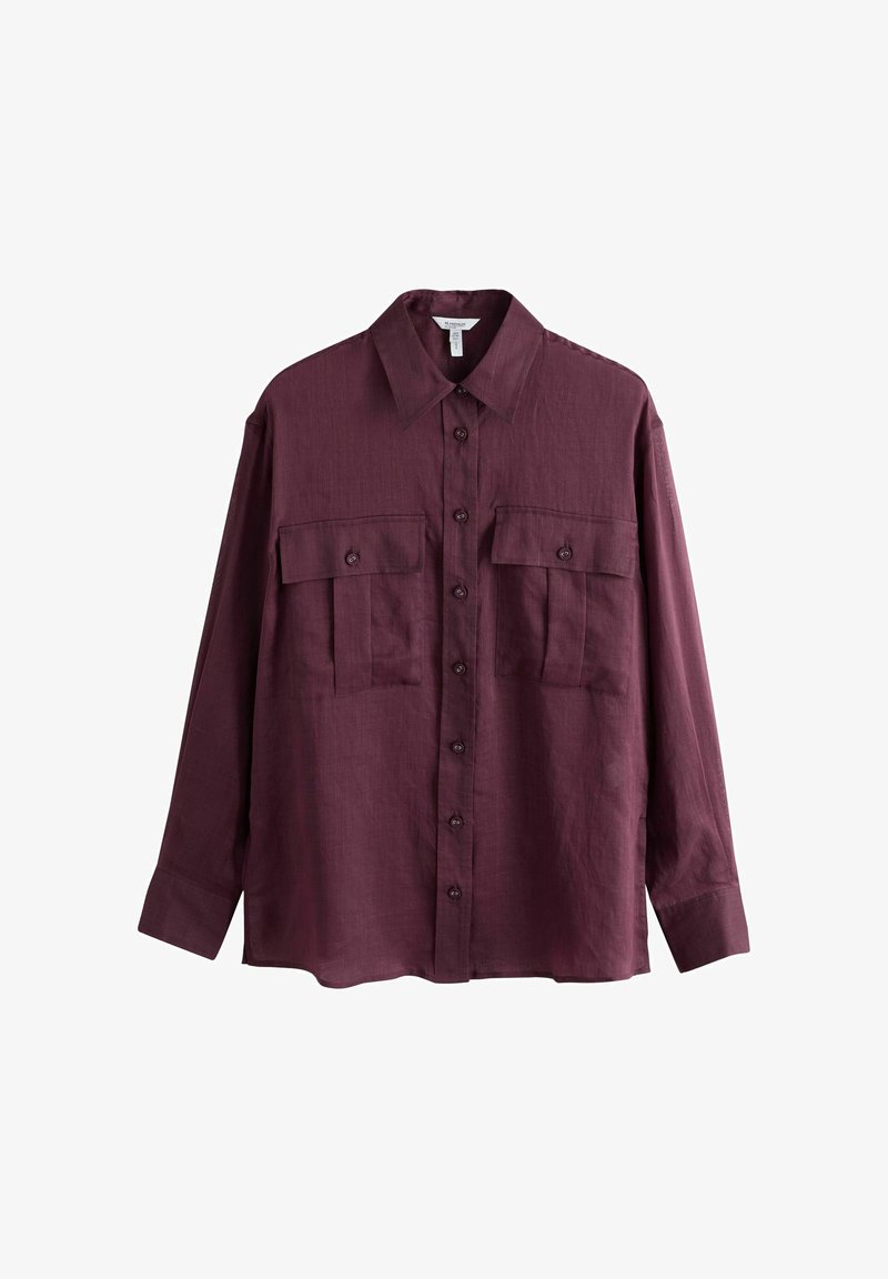Camicia bordeaux a maniche lunghe in tessuto leggero con chiusura frontale con bottoni, due tasche sul petto e colletto classico. Texture liscia, vestibilità rilassata.