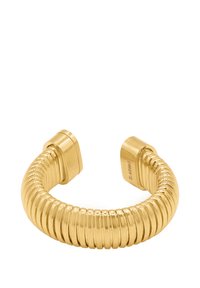 Bracciale a cuff in metallo dorato con design a righe, dotato di estremità arrotondate e finitura liscia e lucida.