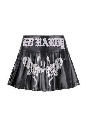 Gonna nera plissettata con una finitura lucida, caratterizzata da un logo "ED HARDY" bianco e grafiche di tigri al centro. Bottoni a pressione in metallo decorano l'orlo.
