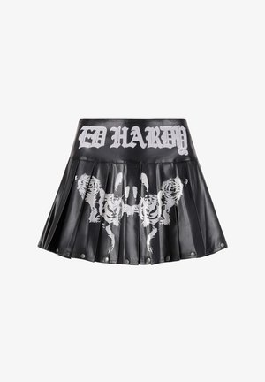 Schwarzer plissierter Rock mit glänzender Oberfläche, der ein weißes "ED HARDY"-Logo und Tigergrafiken in der Mitte zeigt. Metallknöpfe zieren den Saum.