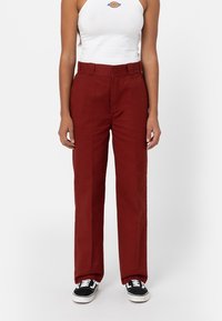 Höga midjade, raka byxor i en rik röd färg, med en robust bomullsmix. Slät textur med en subtil lyster, skräddarsydd passform.