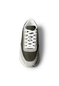 Grüner und grauer Sneaker aus Wildleder- und Stoffmaterialien, weiße Schnürsenkel, abgerundete Zehenpartie und strukturierte Gummisohle. Draufsicht.