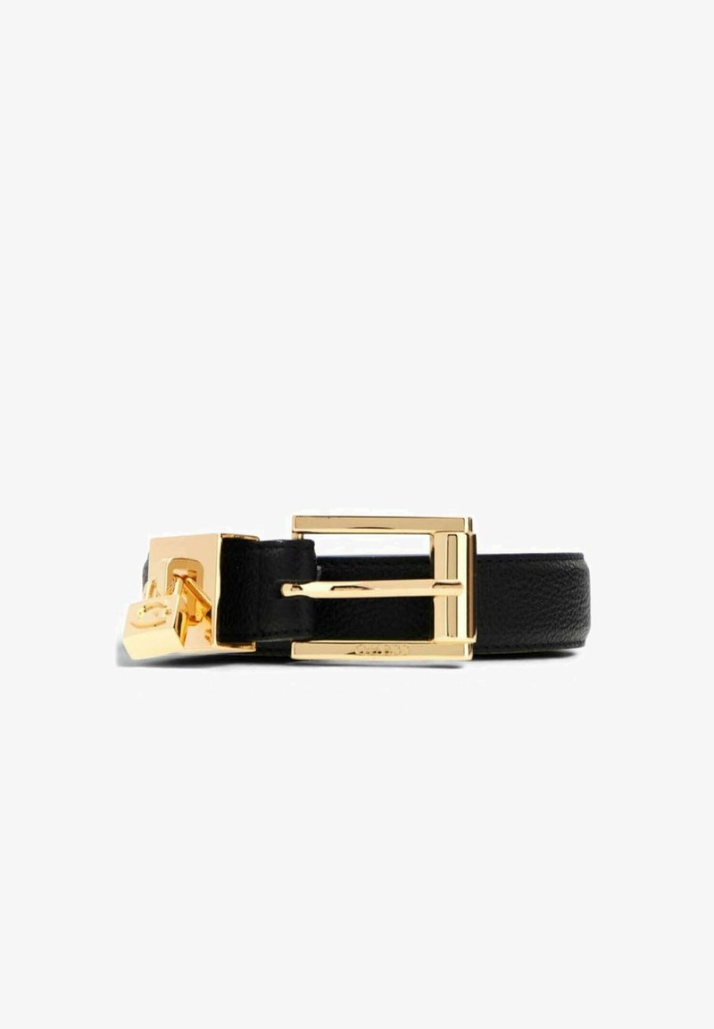 Ceinture en cuir noire avec une boucle rectangulaire dorée brillante et un petit cadenas décoratif doré attaché près de la fermeture.