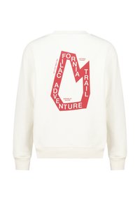 Valkoinen huppari, jossa on suuri punainen graafinen kuva selässä, jossa on teksti "California Adventure Trail" ja abstrakteja muotoja.