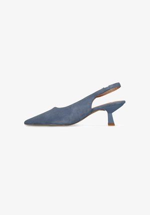 Chaussure slingback à bout pointu en daim bleu avec un petit talon oblique et une semelle beige sur fond blanc.