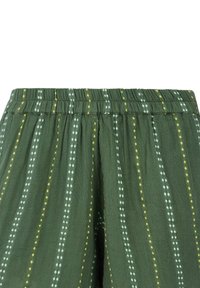 Pantalon en tissu vert avec une waistband élastique, présentant des rayures verticales en blanc et des points jaunes, créant un motif texturé.
