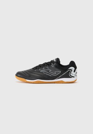 Scarpa da calcio a 5 nera low-top con suola in gomma, logo bianco e testo "Maxima" sul lato, progettata per sport indoor.
