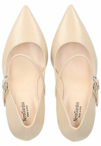Beige spitze Schuhe aus glattem Leder mit einem Ausschnitt-Design und Schnallenriemen. Das Innere trägt den Markennamen "Nero Giardini."