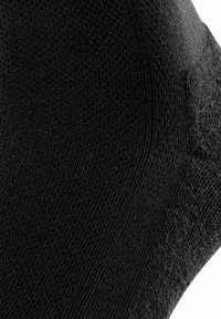 Schwarze Socke mit einem strukturierten Strickmuster und einer glatten Oberfläche. Das Material scheint dehnbar zu sein und sorgt für einen engen Sitz am Fuß.
