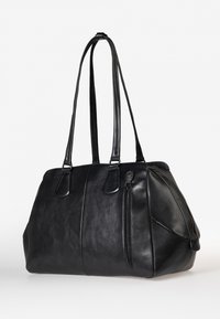 Schwarze Leder-Tote-Tasche mit zwei langen Griffen, einer seitlichen Reißverschlusstasche und glatter Textur. Sie verfügt über dezente Nähte und eine strukturierte Form.