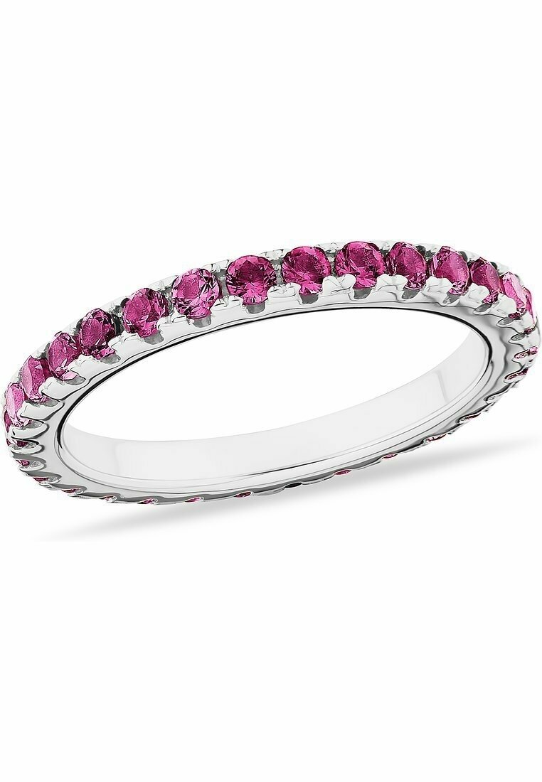 Bague en argent avec de petites pierres précieuses rondes roses serties tout autour de l'anneau dans un motif continu.