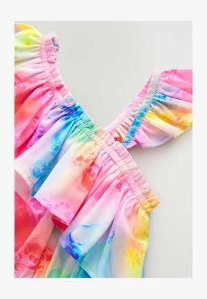 Krāsains, viegls auduma tops ar ruffle piedurknēm, kuram ir gradienta varavīksnes raksts rozā, zilā un dzeltenā krāsā.