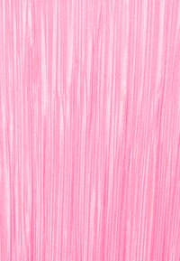 Têxtil com pregas verticais em um material rosa suave e brilhante, com uma textura lisa e padrão uniforme em todo o tecido.