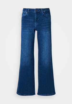 Jeans in denim blu con gamba larga e vita alta, dotati di cinque tasche, chiusura con bottone e zip, e una texture liscia e uniforme.