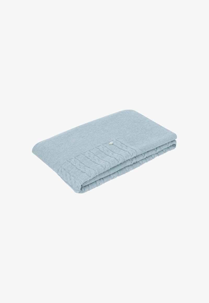 Manta de punto azul claro, con un diseño texturizado de acanalado en un borde y una superficie lisa y plana. Acabada con un pequeño botón decorativo.