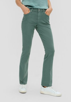 Pantalons décontractés verts avec une coupe ajustée, poches avant et fermeture à boutons. Le matériau semble lisse avec une finition légèrement délavée.