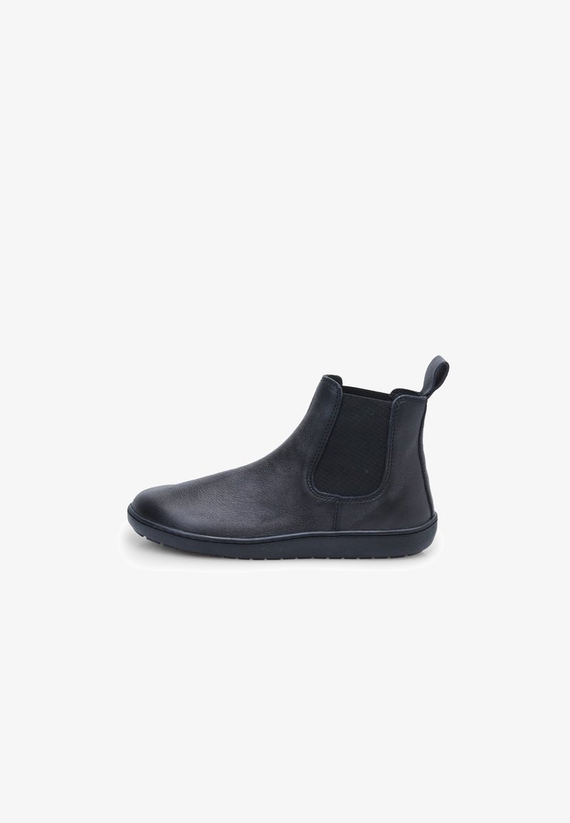 Botte Chelsea en cuir noir avec des panneaux élastiques sur les côtés, un bout arrondi et une languette d'enfilage. Texture lisse avec une semelle en caoutchouc à profil bas.