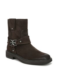 Stivale alla caviglia in suede marrone con tacco basso a blocco, dotato di una fibbia decorativa in argento e dettagli a tracolla, cuciture in contrasto bianche e punta arrotondata.