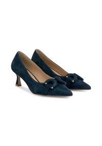 Escarpins en daim bleu marine à talon haut avec un bout pointu, ornés d'un nœud noué et de petits détails métalliques décoratifs à l'avant.