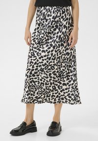 Leopardprint satijnen maxi-rok met een gladde textuur, elastische tailleband en een subtiele glans, gecombineerd met glanzende zwarte instappers.