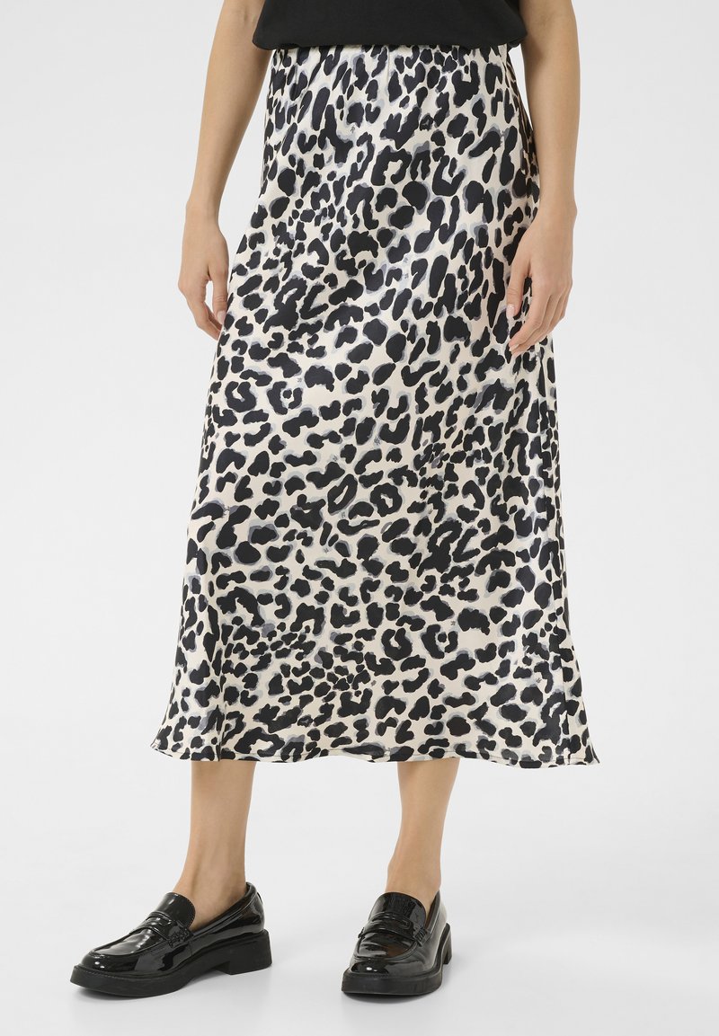 Leopardprint satijnen maxi-rok met een gladde textuur, elastische tailleband en een subtiele glans, gecombineerd met glanzende zwarte instappers.